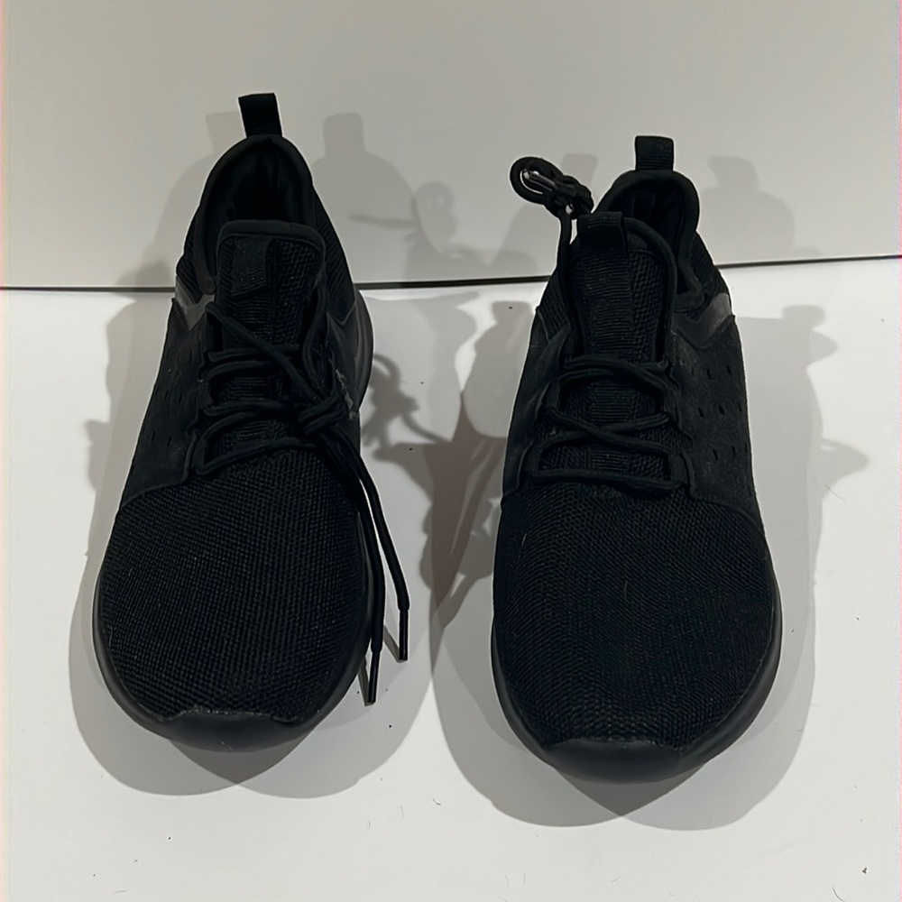 Gears all black sneakers